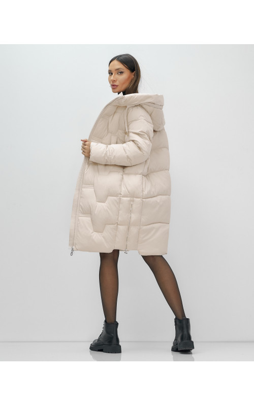 Женский зимний пуховик с капюшоном.