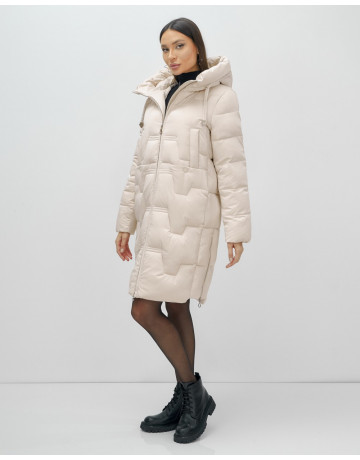 Женский зимний пуховик с капюшоном.