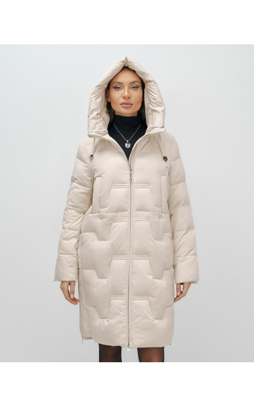 Женский зимний пуховик с капюшоном.