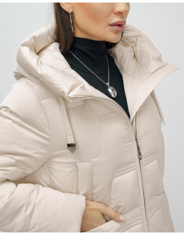 Женский зимний пуховик с капюшоном.