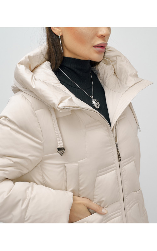 Женский зимний пуховик с капюшоном.