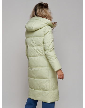 Длинный женский пуховик с капюшоном.