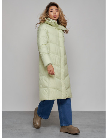 Длинный женский пуховик с капюшоном.