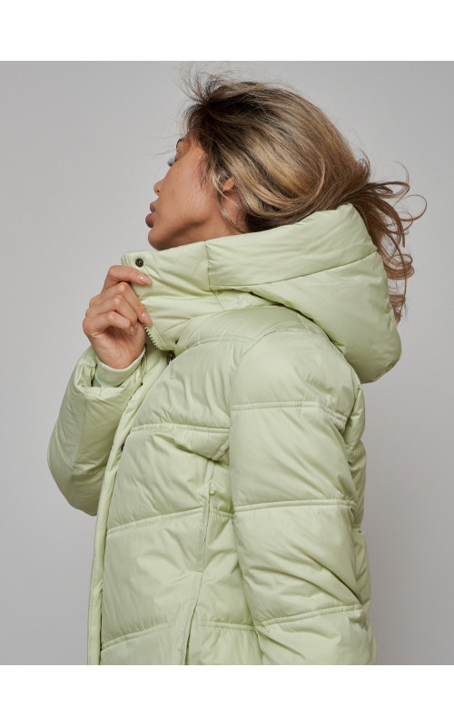 Длинный женский пуховик с капюшоном.