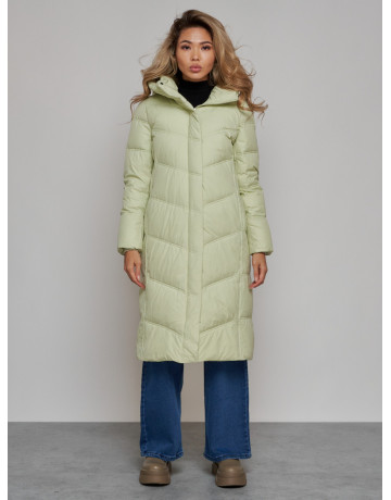 Длинный женский пуховик с капюшоном.