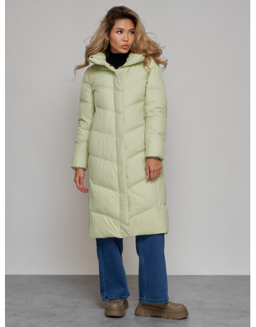 Длинный женский пуховик с капюшоном.