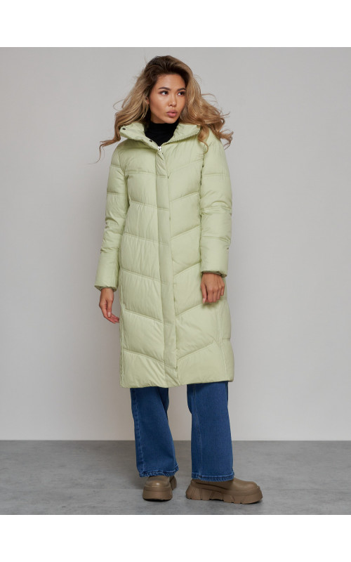 Длинный женский пуховик с капюшоном.