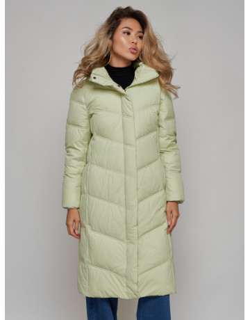 Длинный женский пуховик с капюшоном.