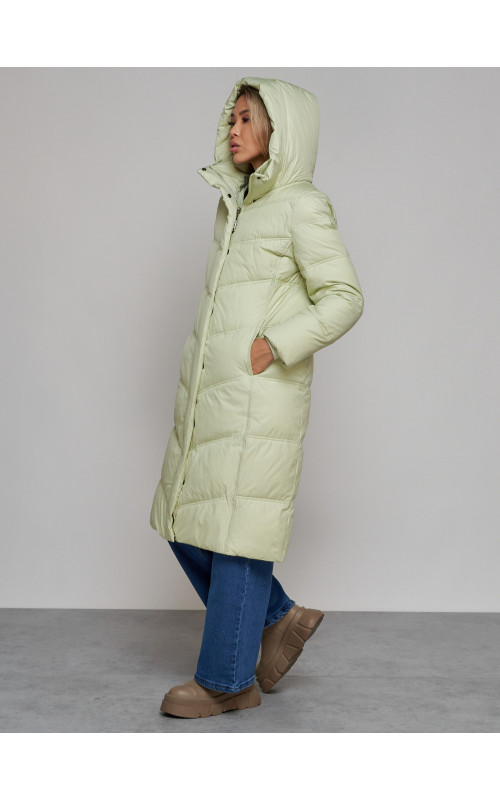 Длинный женский пуховик с капюшоном.
