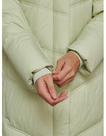 Длинный женский пуховик с капюшоном.