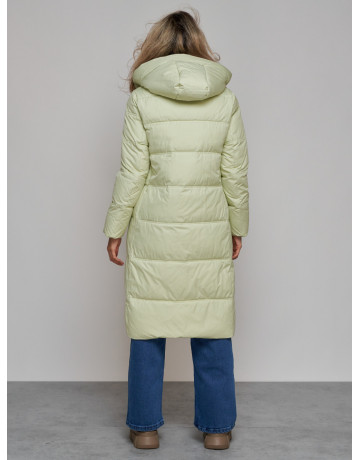 Длинный женский пуховик с капюшоном.