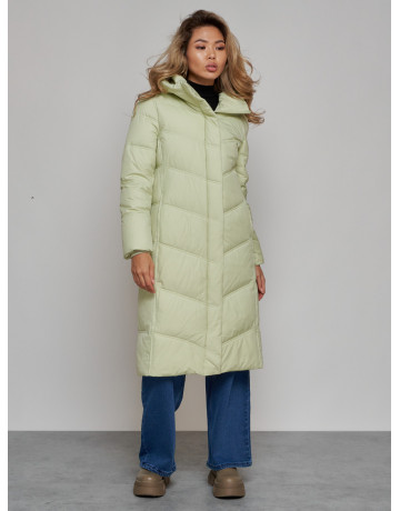 Длинный женский пуховик с капюшоном.