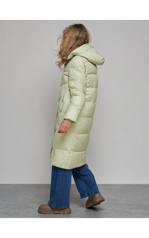 Длинный женский пуховик с капюшоном.