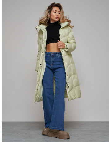 Длинный женский пуховик с капюшоном.