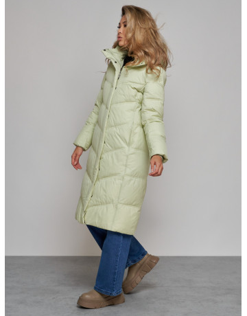 Длинный женский пуховик с капюшоном.