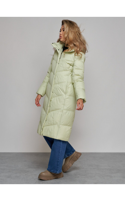 Длинный женский пуховик с капюшоном.