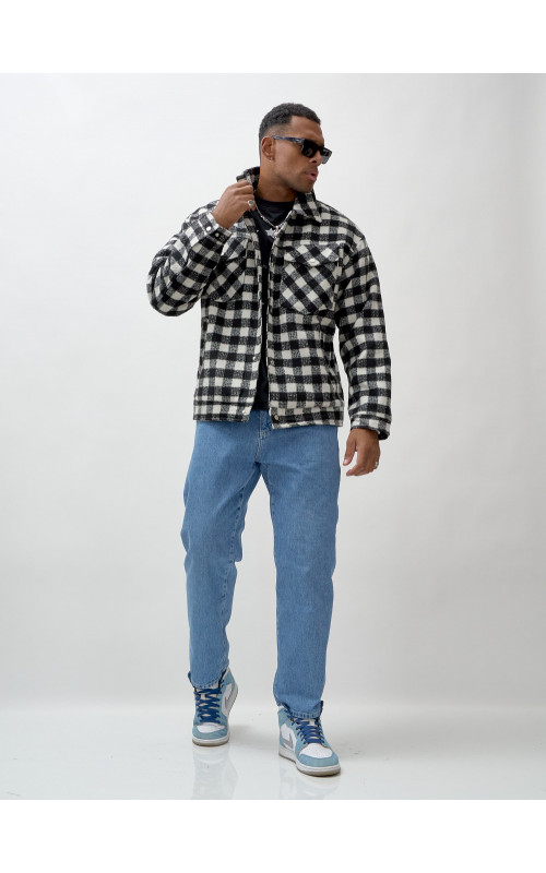 Мужская шерстяная рубашка прямого кроя в клетку.