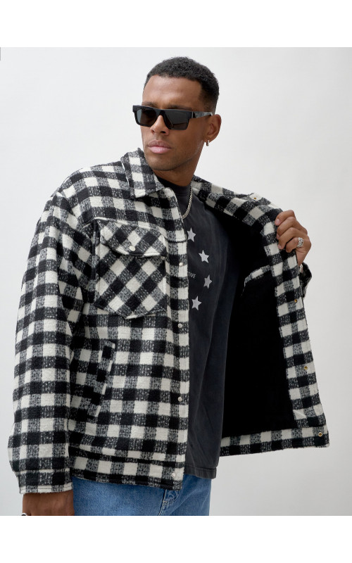 Мужская шерстяная рубашка прямого кроя в клетку.