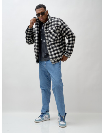 Мужская шерстяная рубашка прямого кроя в клетку.