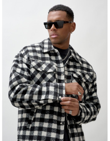 Мужская шерстяная рубашка прямого кроя в клетку.