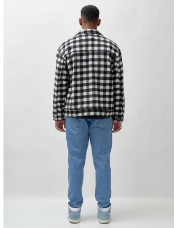 Мужская шерстяная рубашка прямого кроя в клетку.