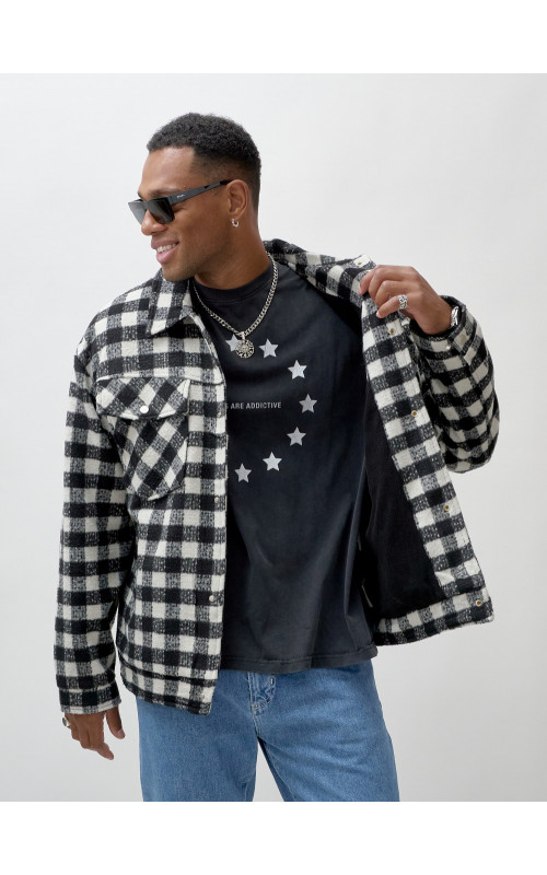 Мужская шерстяная рубашка прямого кроя в клетку.