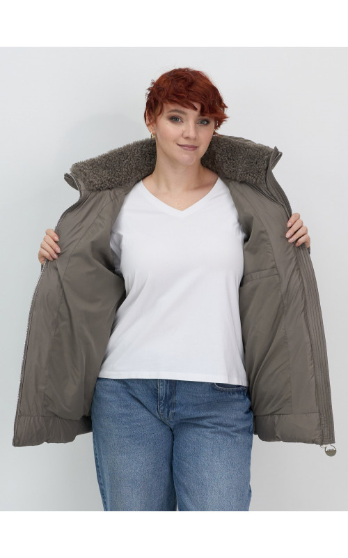 Пуховик для женщин с искусственной овчиной: стиль и тепло зимой