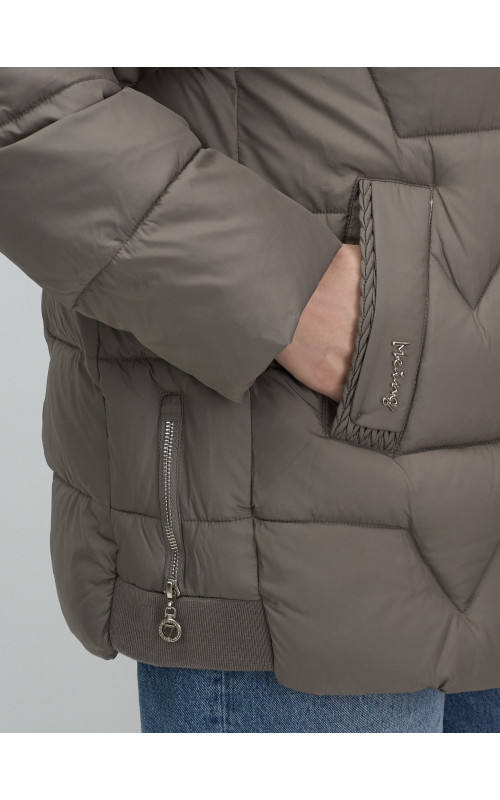 Пуховик для женщин с искусственной овчиной: стиль и тепло зимой