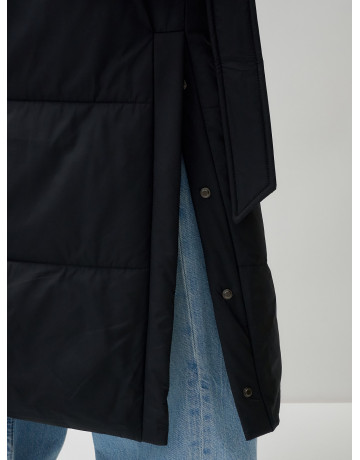 Тёплый женский пуховик с поясом и капюшоном.