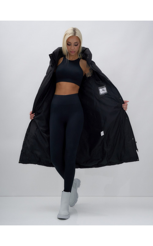 Длинный женский пуховик прямого кроя с капюшоном.