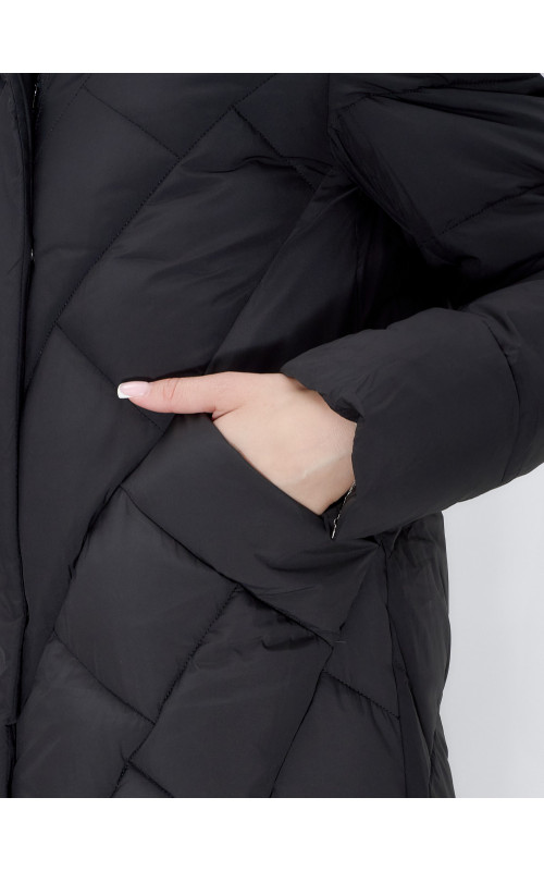 Длинный женский пуховик прямого кроя с капюшоном.