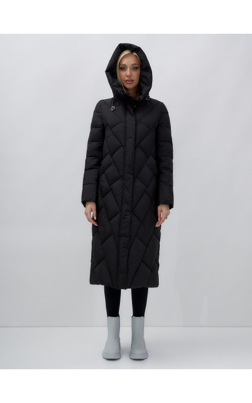 Длинный женский пуховик прямого кроя с капюшоном.