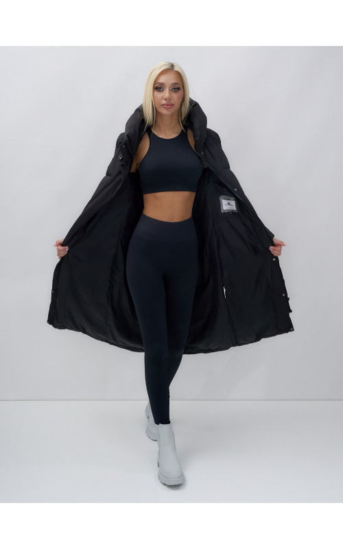 Длинный женский пуховик прямого кроя с капюшоном.