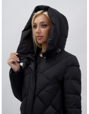 Длинный женский пуховик прямого кроя с капюшоном.