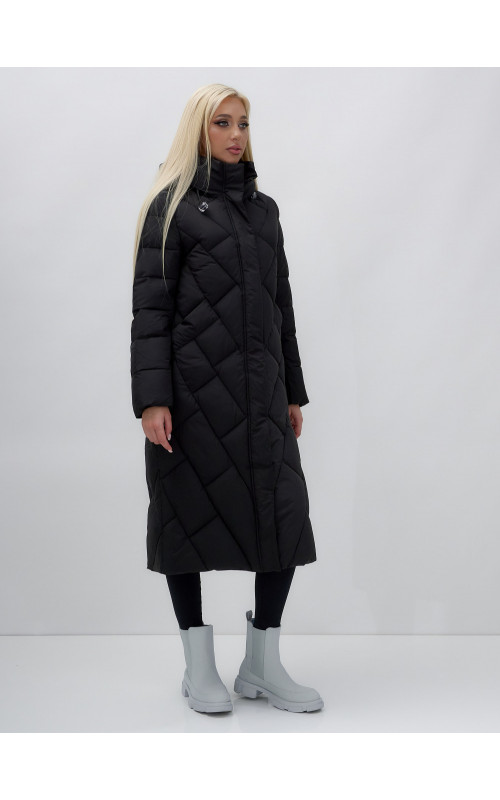 Длинный женский пуховик прямого кроя с капюшоном.