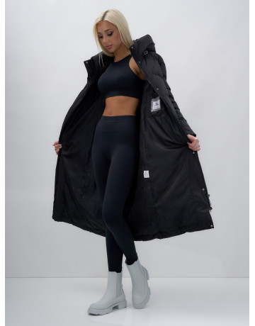 Длинный женский пуховик прямого кроя с капюшоном.