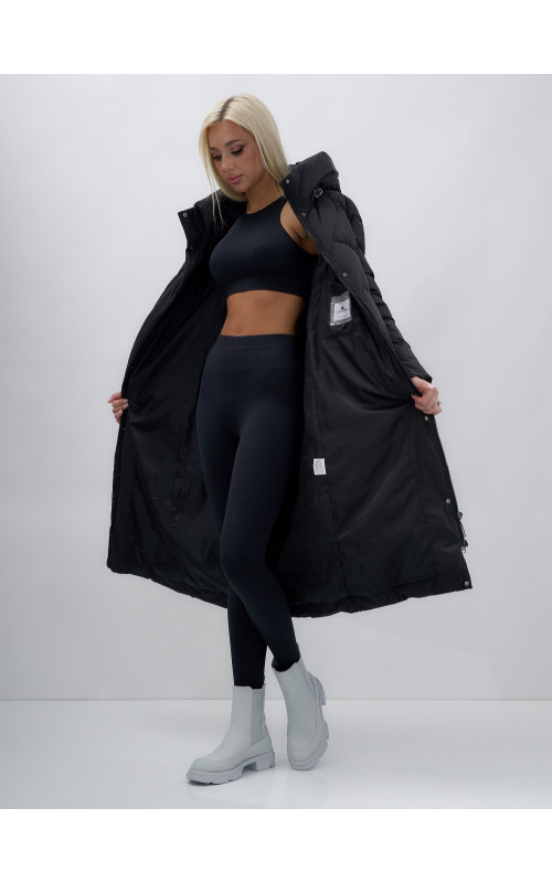 Длинный женский пуховик прямого кроя с капюшоном.