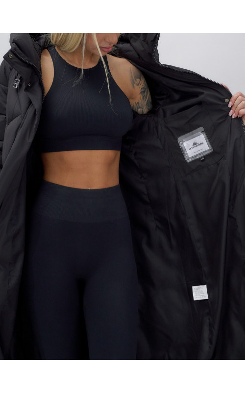 Длинный женский пуховик прямого кроя с капюшоном.