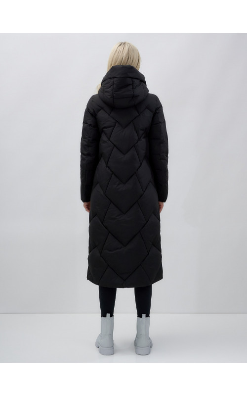 Длинный женский пуховик прямого кроя с капюшоном.