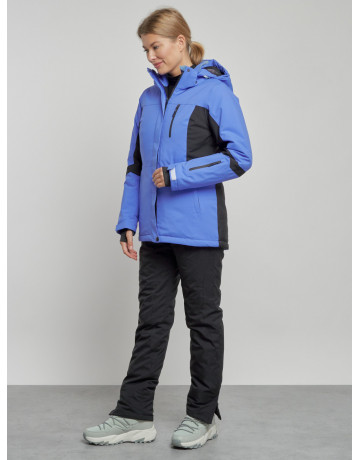 Женский горнолыжный костюм для зимних видов спорта.