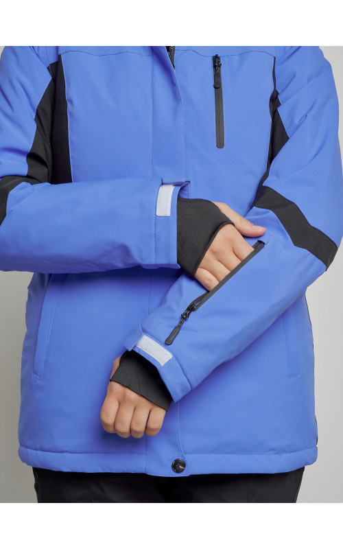 Женский горнолыжный костюм для зимних видов спорта.