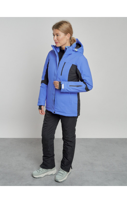 Женский горнолыжный костюм для зимних видов спорта.