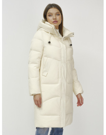 Зимний пуховик с воротником-стойкой.