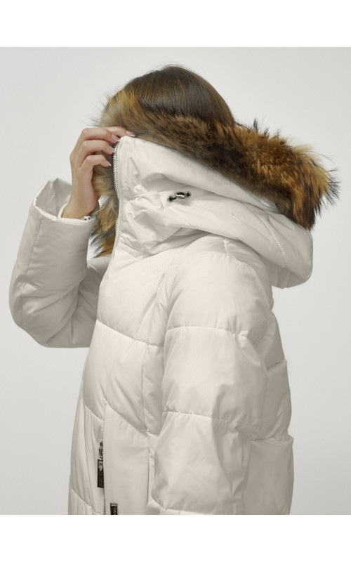 Женская зимняя куртка с меховой опушкой.