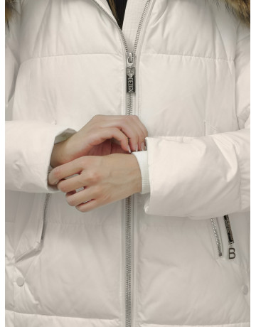 Женская зимняя куртка с меховой опушкой.