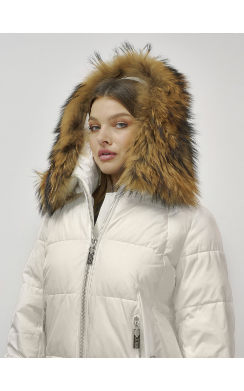 Женская зимняя куртка с меховой опушкой.