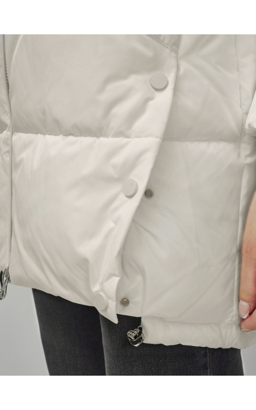 Женская зимняя куртка с меховой опушкой.