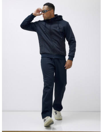 Мужской зимний спортивный костюм для активного отдыха.