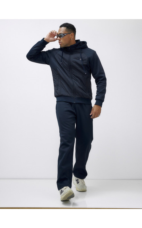 Мужской зимний спортивный костюм для активного отдыха.