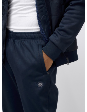 Мужской зимний спортивный костюм для активного отдыха.